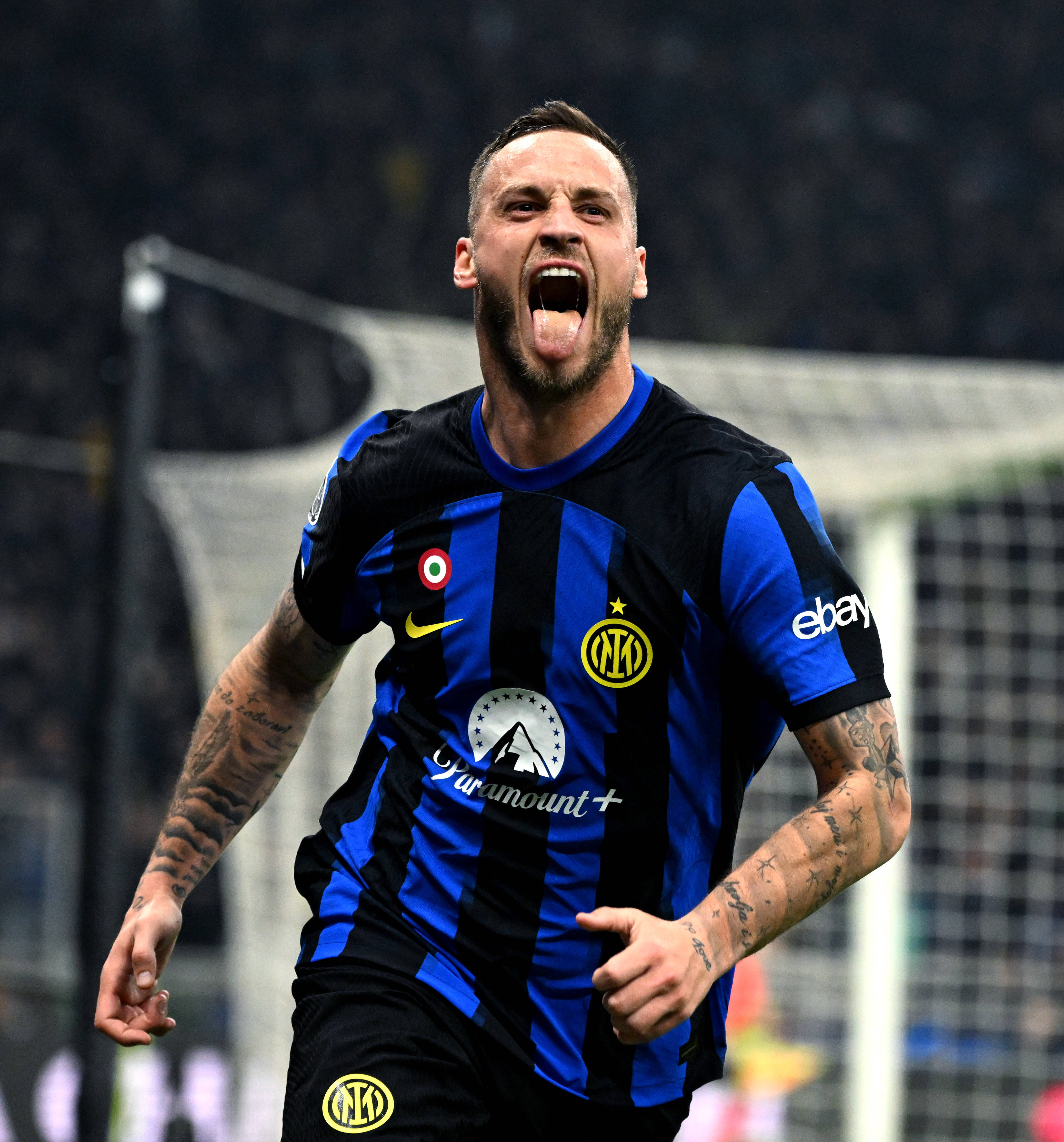 世界波直挂死角，全场尖叫