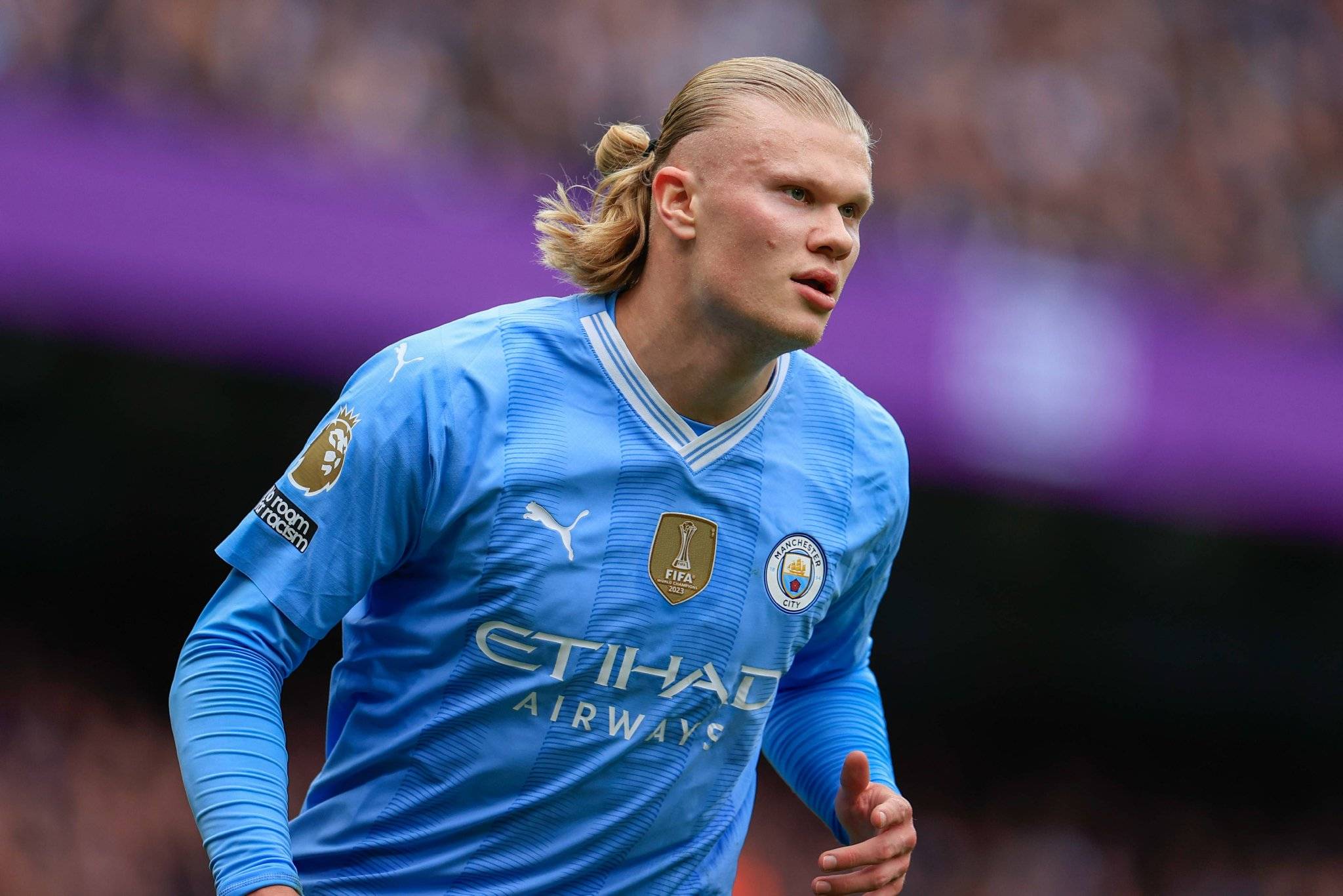 前锋单场双响，全场瞩目