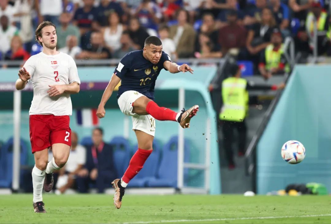 凯恩闪电帽子戏法，拜仁5-0横扫斯图加特，重回巅峰！