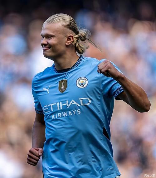 腿软！男子在1800米高空踢球：球场无护栏 致敬C罗 最后跳伞降落