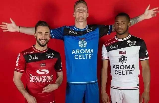 媒体人：杯赛的地板问题太大了，换地板无望应该撕掉所有地贴