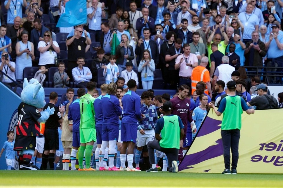 这脚任意球让门将都愣住了