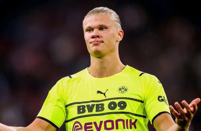 不和谐，太阳报：拜仁球迷在赛前与现场警察和安保发生冲突